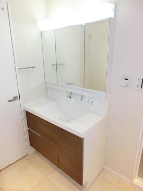 Wash basin, toilet