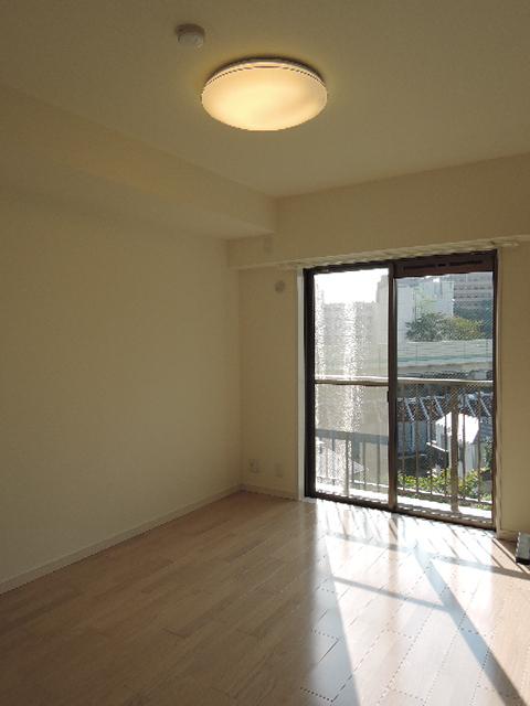 Non-living room. 4.5 Pledge Service feature balconies!