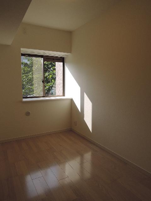 Non-living room. 4.7 Pledge