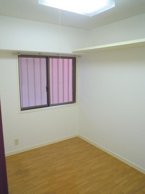 Non-living room. Service room Previously, It was your as bedroom.