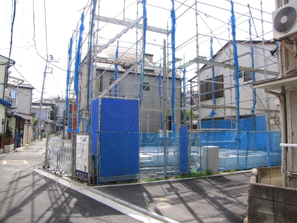 Local photos, including front road. Local (10 May 2013) Shooting