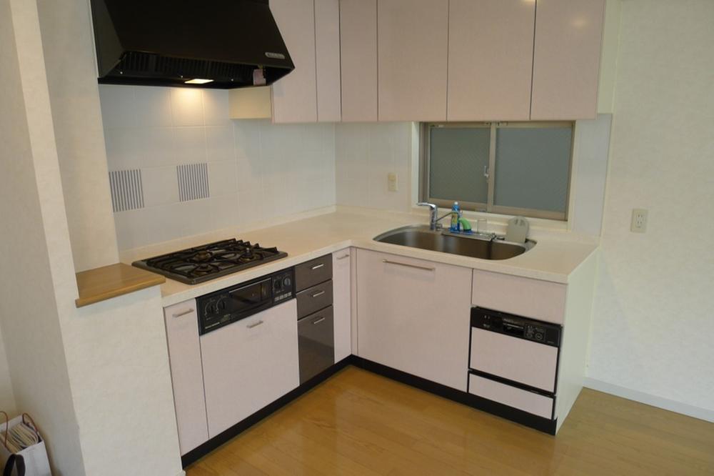 Kitchen. With window, L-shaped kitchen