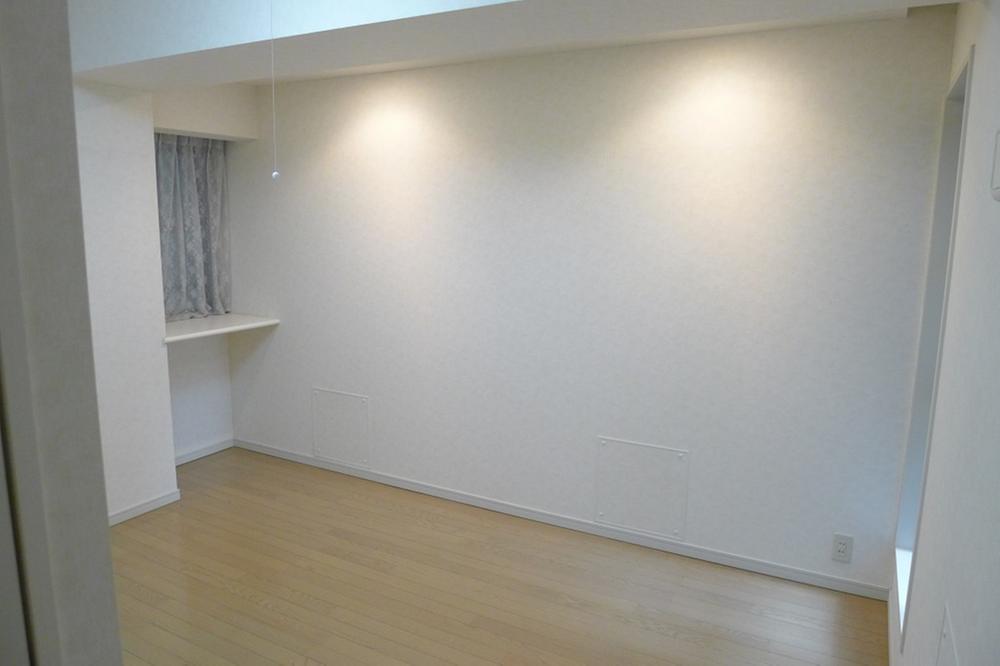 Non-living room. State of the service room (closet). Also it comes with such as down light.