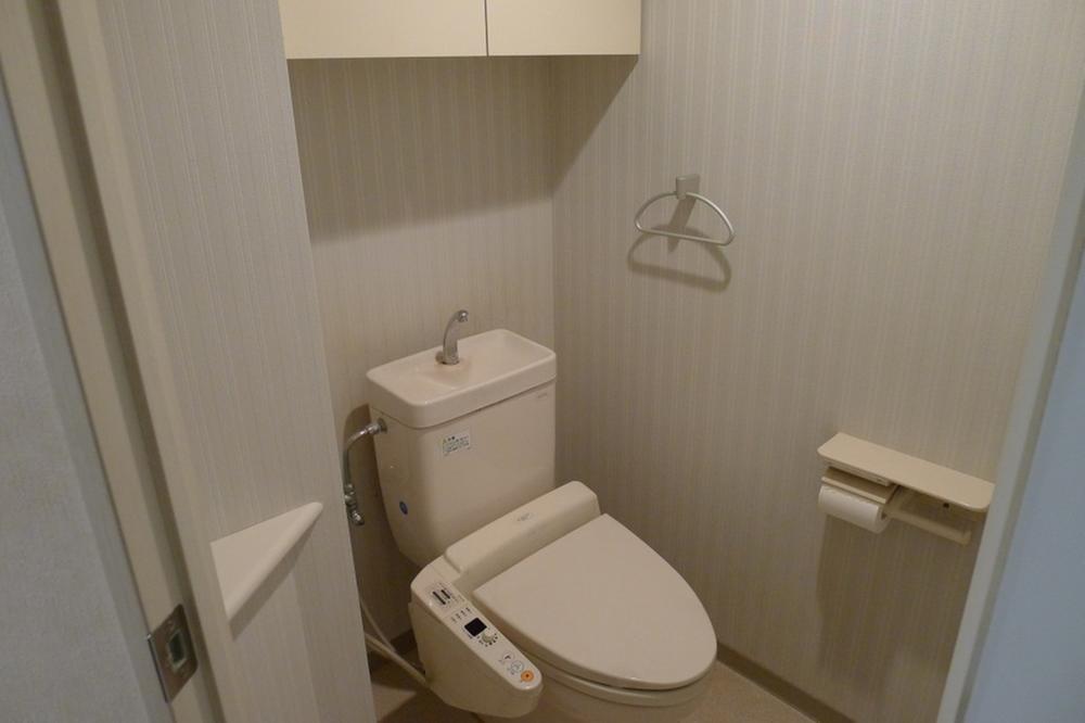 Toilet. Toilet there is a counter or the like, It is spacious.