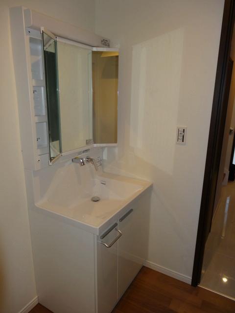 Wash basin, toilet. Building 2 Wash basin