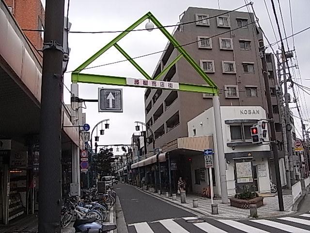 Drug store. Drugstore until Smile wisteria shop 417m wisteria within walking distance of the shopping street! Convenient facilities equipped to life not only the drugstore.