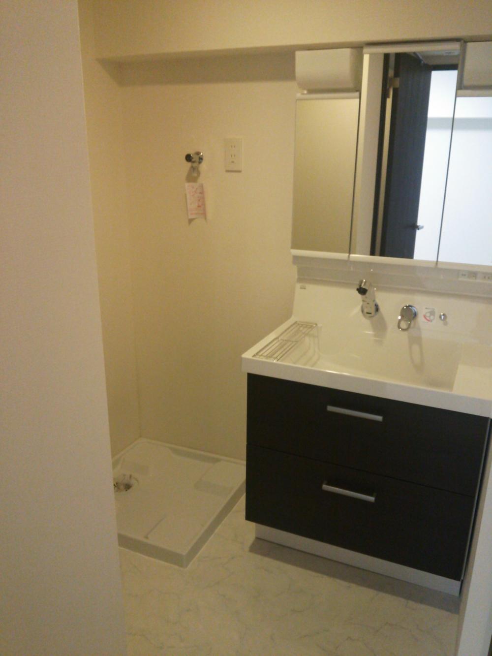 Wash basin, toilet. Indoor (12 May 2013) Shooting