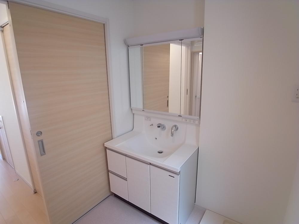 Wash basin, toilet. Room (May 2013) Shooting