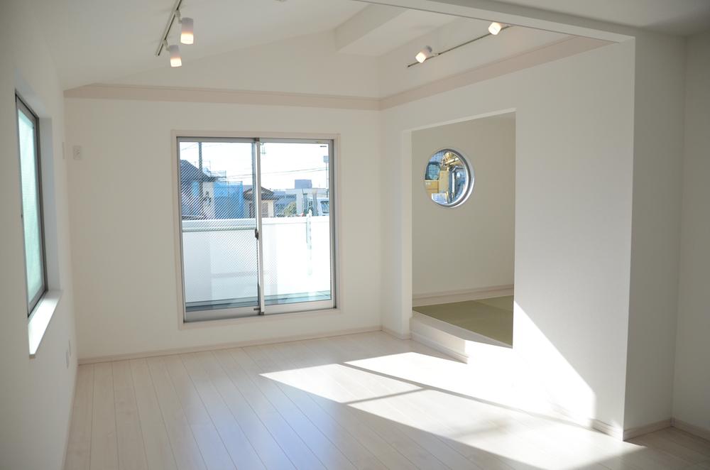 Living. Ensure the breadth of about 17.2 Pledge is a living-dining kitchen. It is south-facing bright a feeling of opening space. 8 Building model house photo (December 2013 shooting)