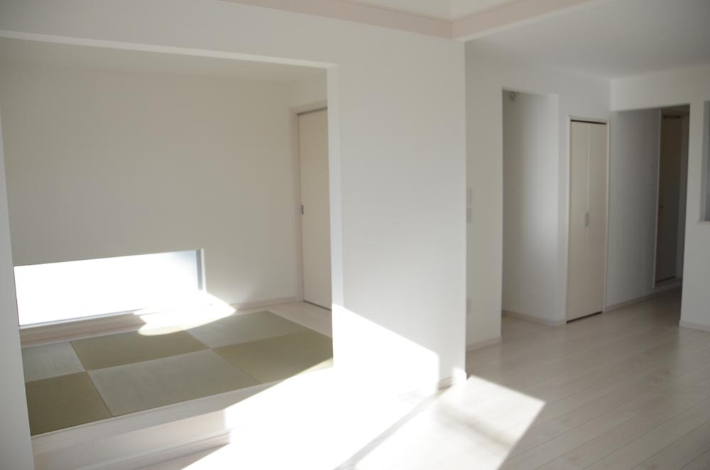 Non-living room. Living with the neighboring Japanese-style, We prepared as a space of a small rise. As a space of relaxation after your meal, Sometimes you should take advantage of as a drawing room. 8 Building model house photo (December 2013 shooting)