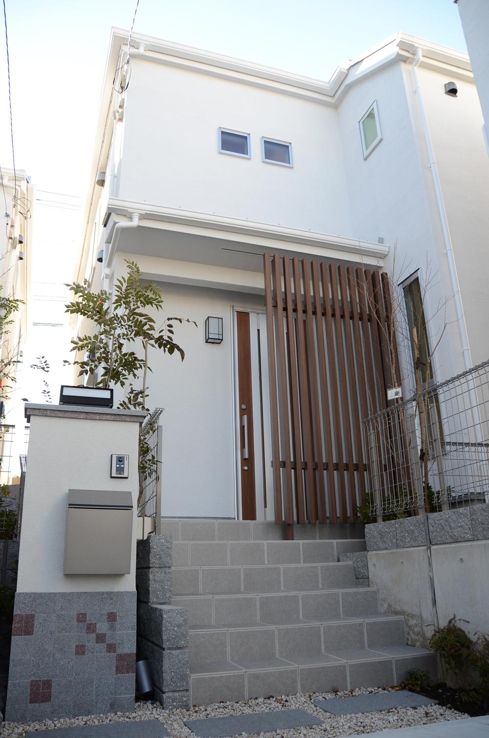 Local appearance photo. Was building completed. KOYOMI design code of, "Modern Japanese". While inheriting the tradition of Japan, Style is aimed at home to reflect a culture that continues to evolve. 8 Building model house photo (December 2013 shooting)