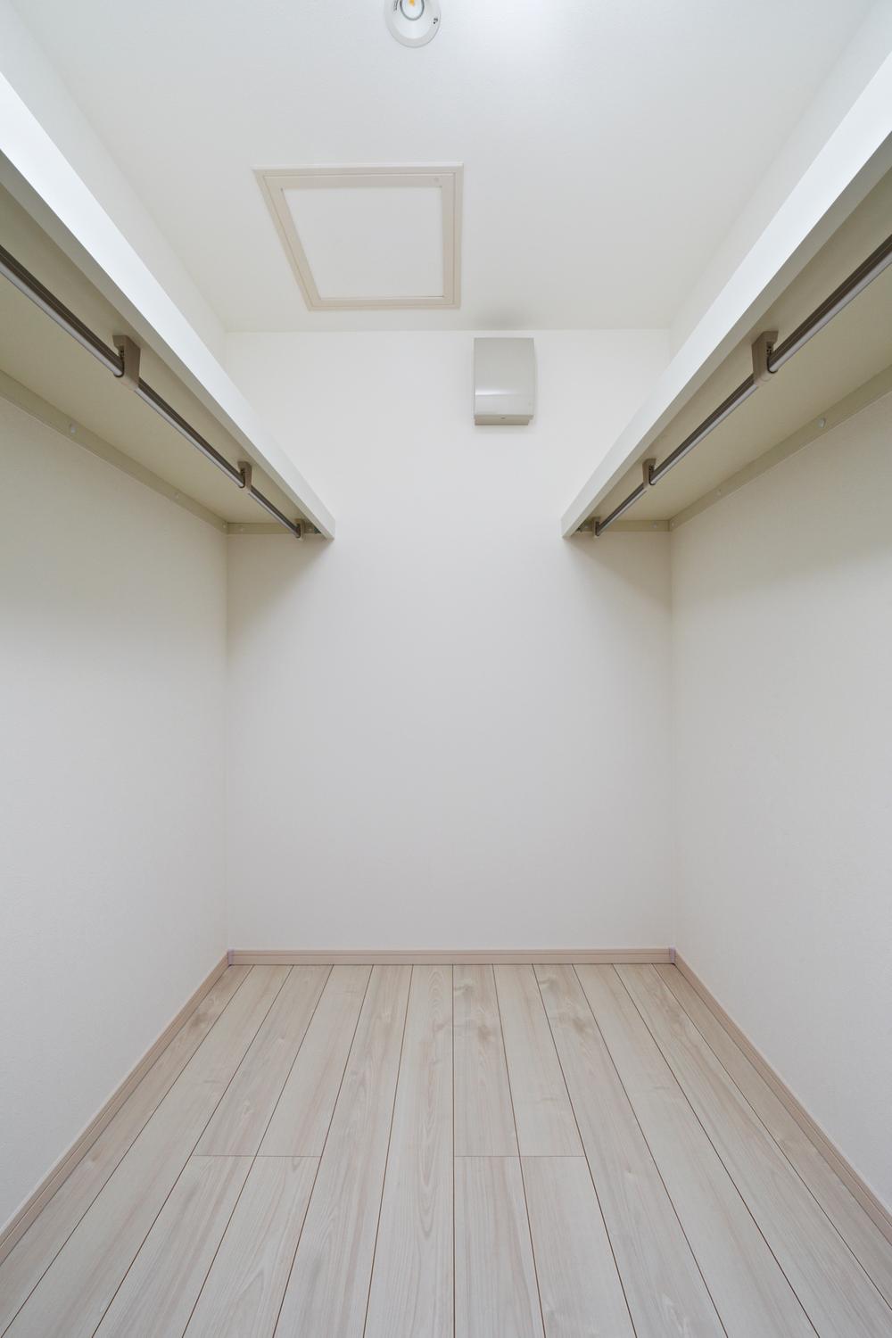 Receipt. Walk-in closet in the master bedroom, There is a shoe-in cloakroom in the entrance side. Also handy to put the stroller and hobbies of things for children (surfing and golf bag). 8 Building model house photo (December 2013 shooting)