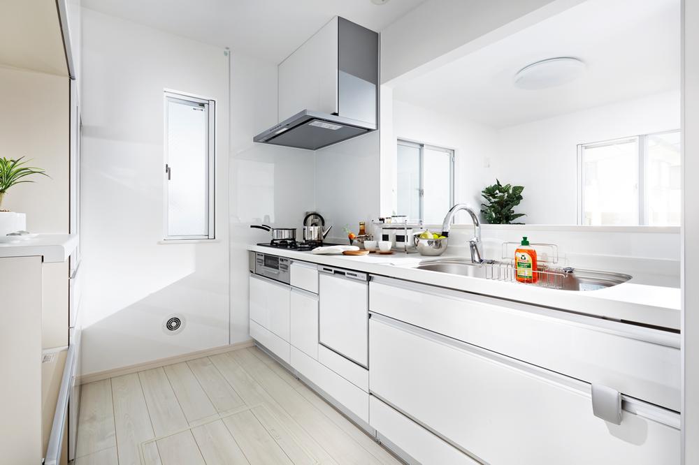 Kitchen. For the day-to-day of delicious cuisine making, System kitchen was punching select the quality and functionality. To enjoy all of the "food" to be put away from to make, It is an advanced equipment involved in the ease-of-use. Model house (December 2013 shooting)