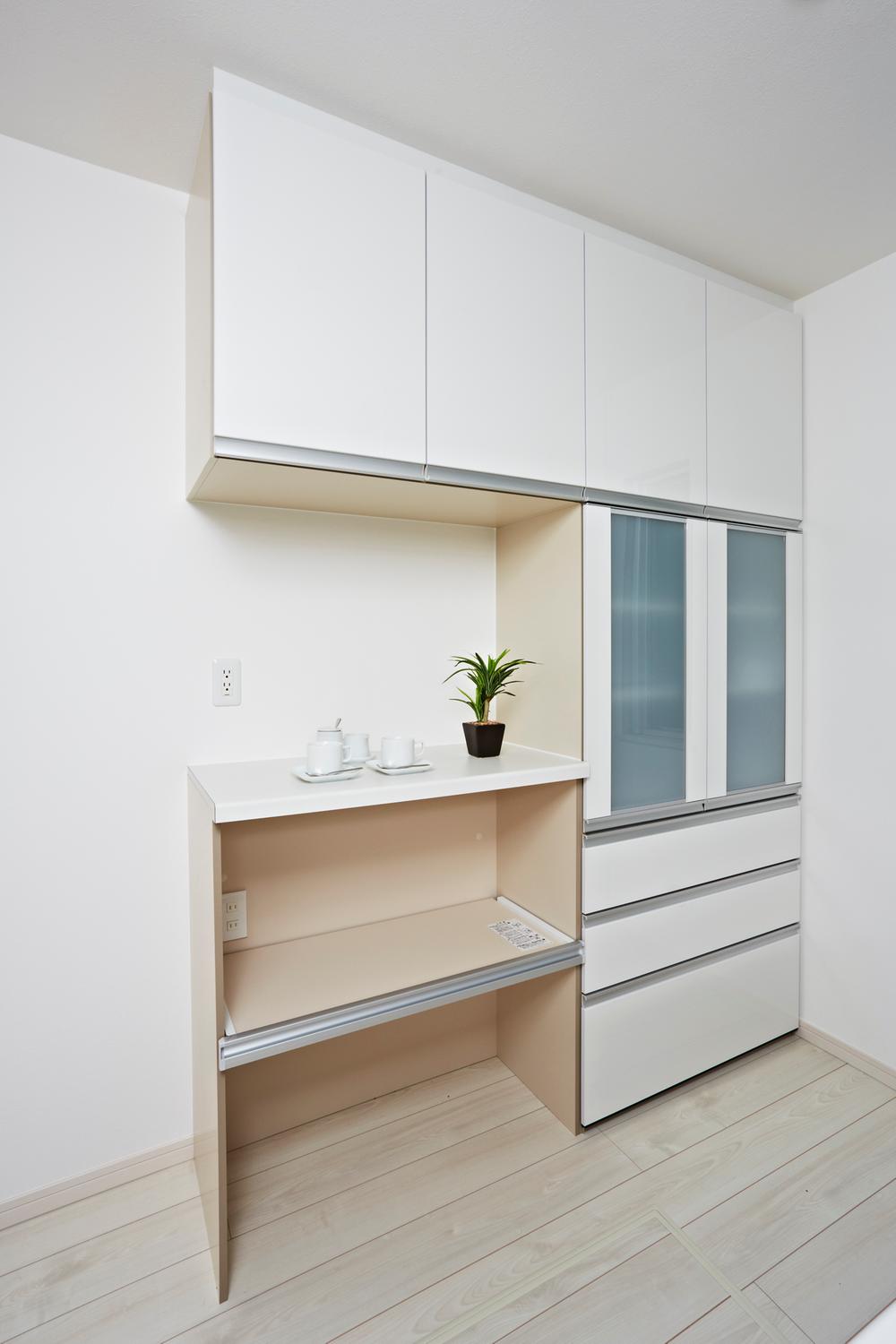 Kitchen. The cupboard of the cupboard we have available in the standard. Cookware and accessories, You can plenty of storage dishes. Model house photo (December 2013 shooting)