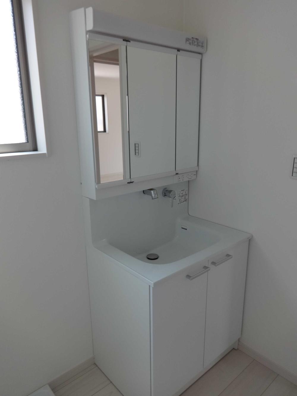 Wash basin, toilet. Indoor (07 May 2013) Shooting