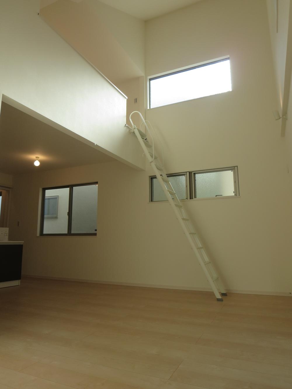 Living. It produces a sense of openness in the gradient ceiling !! Living the upper part of the FIX window morning, !! Us carry the light regardless of the afternoon in the living room