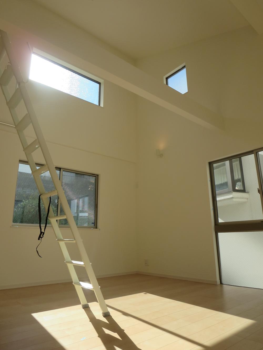 Living. Sunlight !! drenched from the slope ceiling the top of the window