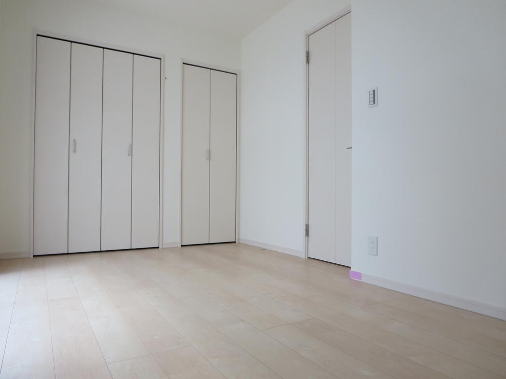 Non-living room. Storage is also the bedroom of enhancement !!