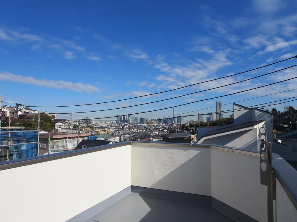 Balcony. From the Sky balcony overlooking without unobstructed is towards Minato Mirai !!