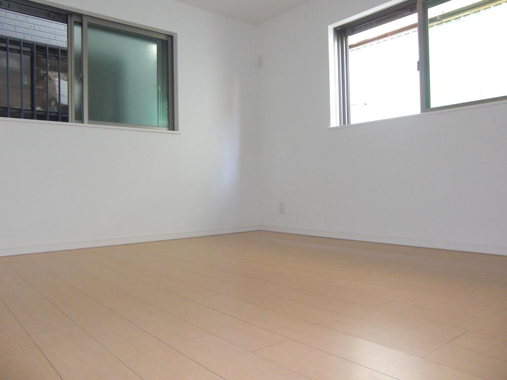 Non-living room. 2 side lighting of the room