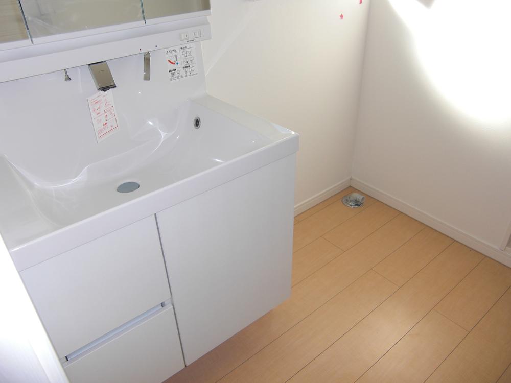 Wash basin, toilet. Washbasin with shower