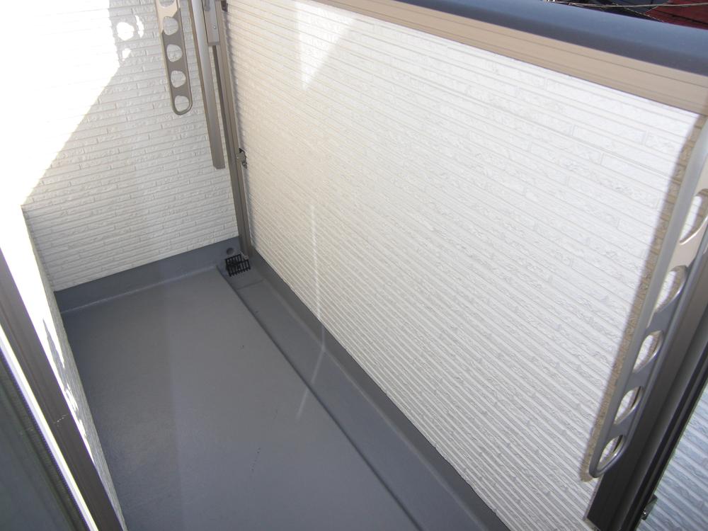 Balcony. Jose will properly laundry