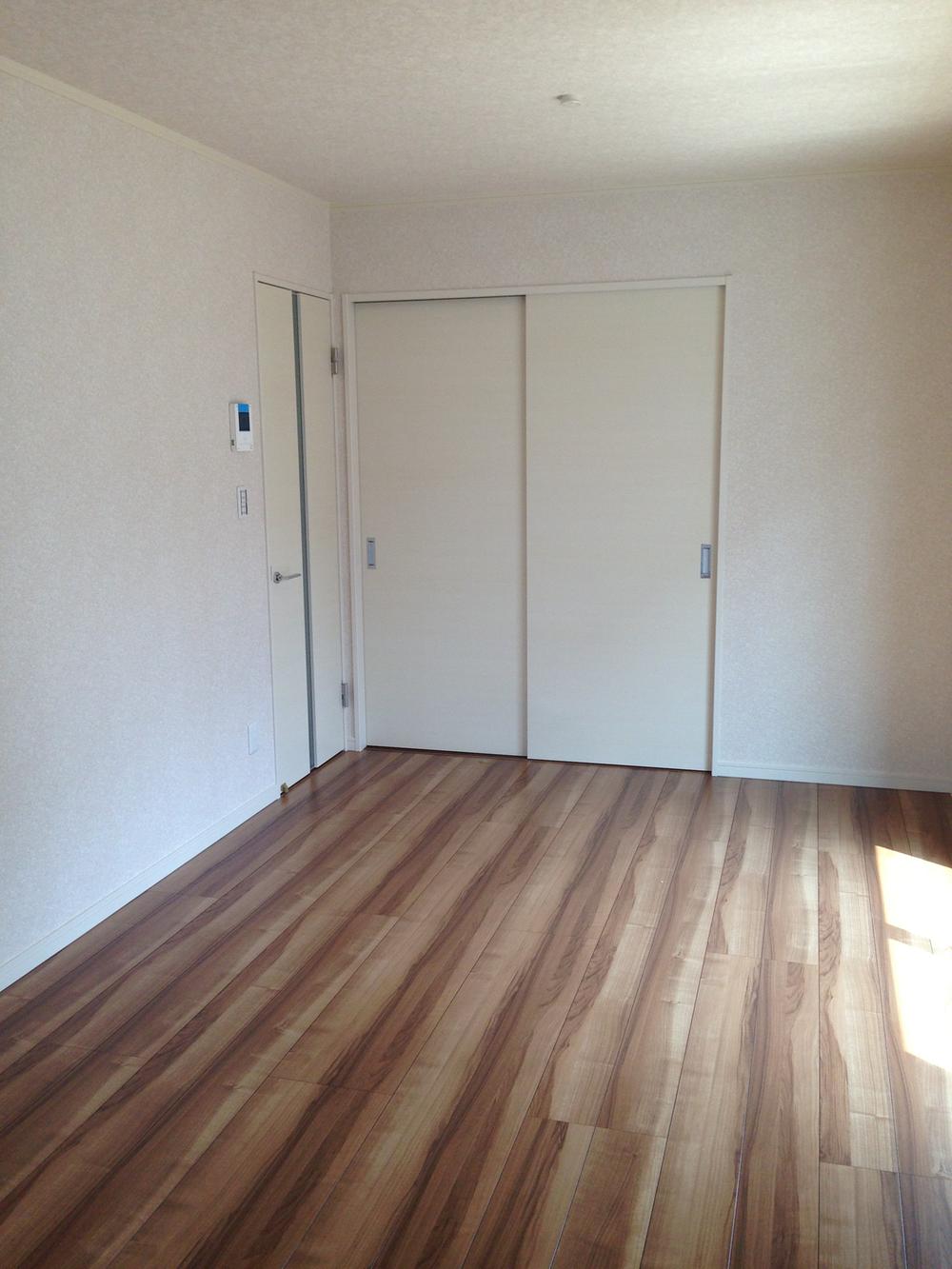 Same specifications photos (Other introspection). Flooring color is different