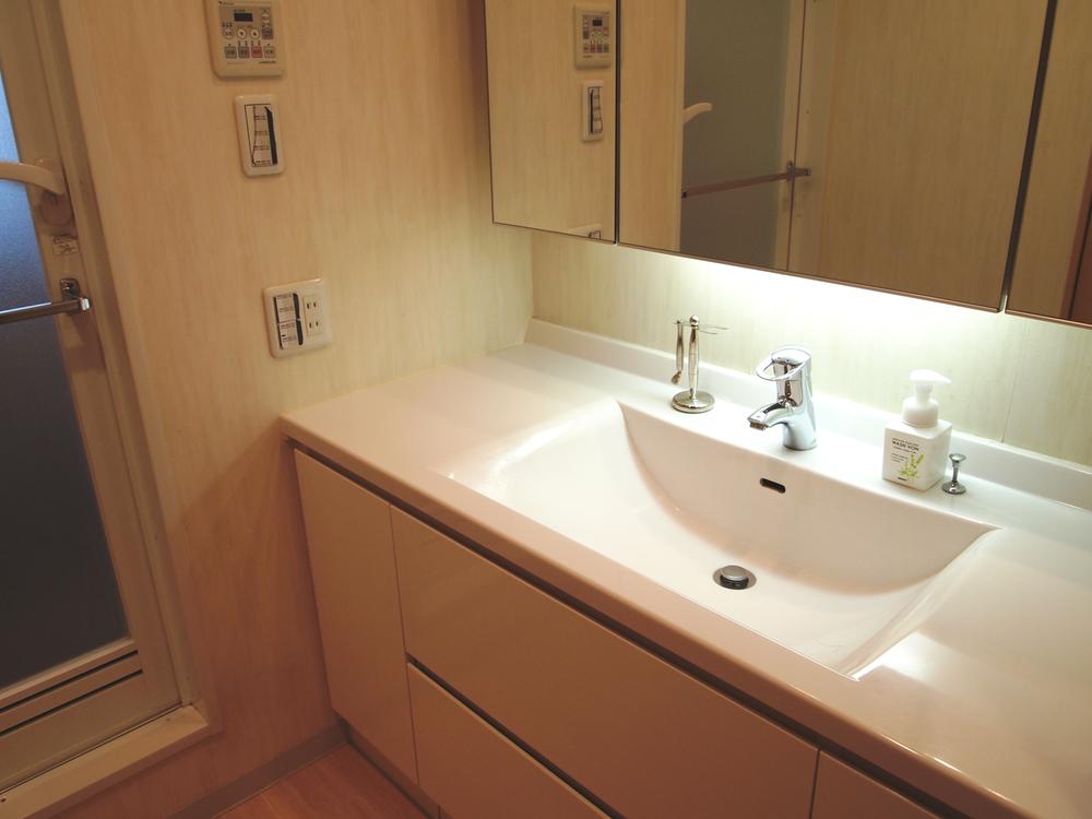 Wash basin, toilet. Indoor (11 May 2013) Shooting