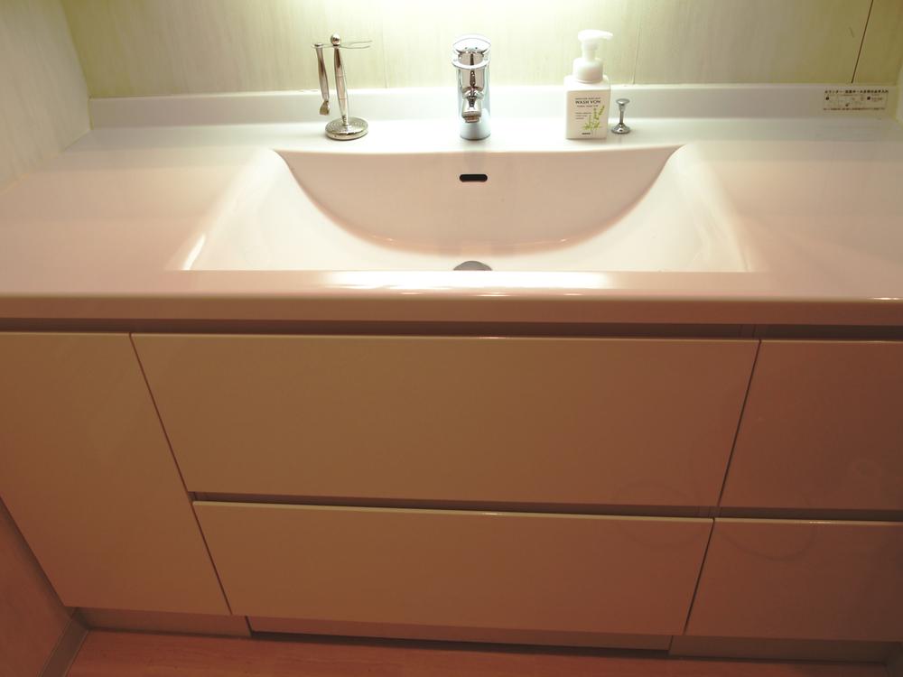Wash basin, toilet. Indoor (11 May 2013) Shooting