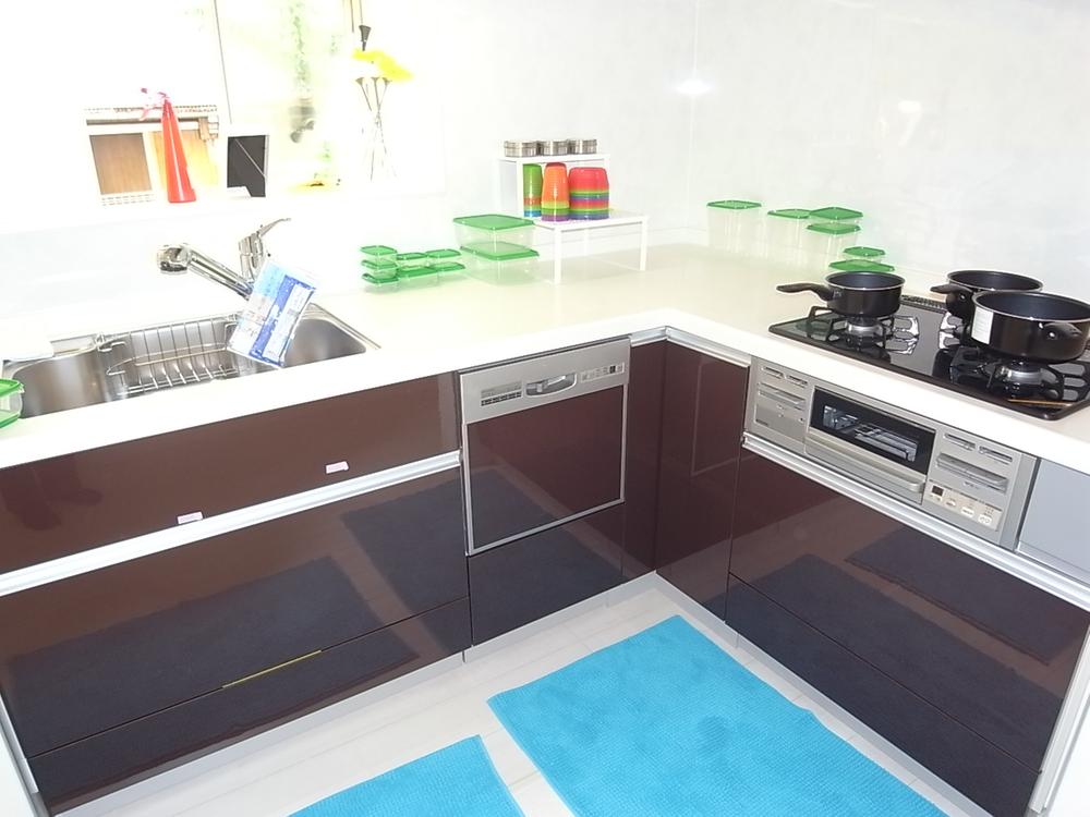 Kitchen. Dishwasher, System kitchen with a water purifier. Face-to-face kitchen where you can enjoy a conversation with your family, even while cooking!