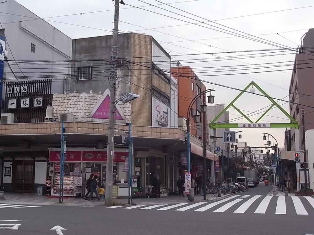Shopping centre. 30m shopping until the wisteria trellis shopping street, Please in wisteria shopping street where there is a large number of stores. Convenience goods, Grocery and the assortment is rich!