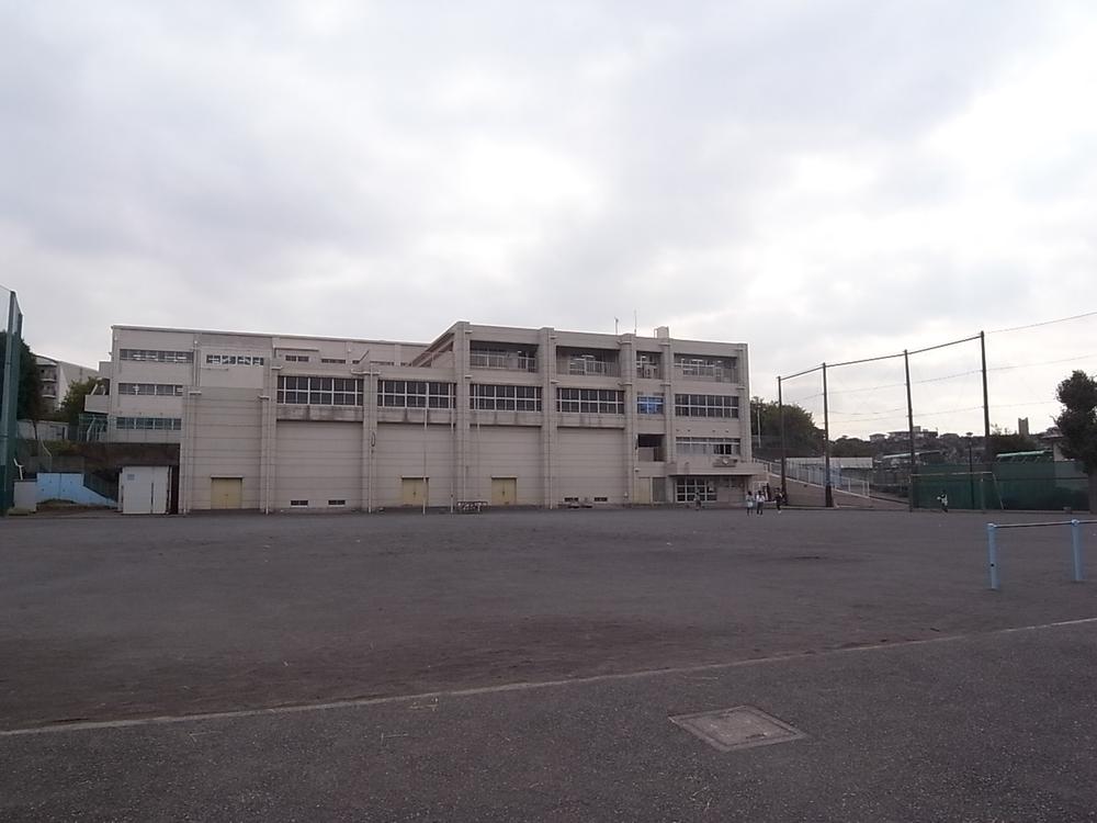 Primary school. Tokadai until elementary school attend 100m small children also reasonably Tokadai elementary school is the proximity of the 2-minute walk! I feel the children as usual familiar!