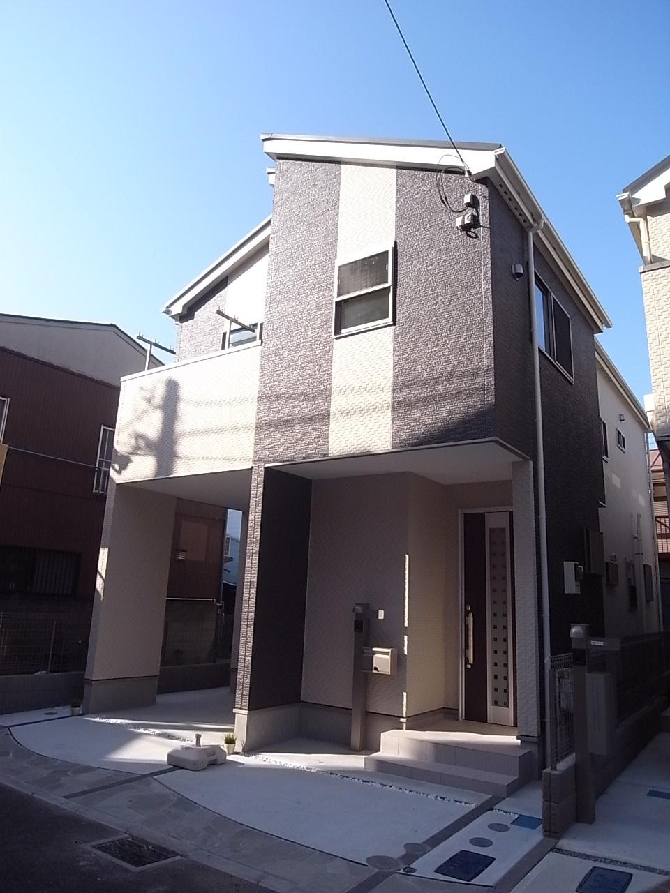 Local appearance photo. Stylish exterior design. Simple appearance is popular! Built-in garage to protect the precious car!