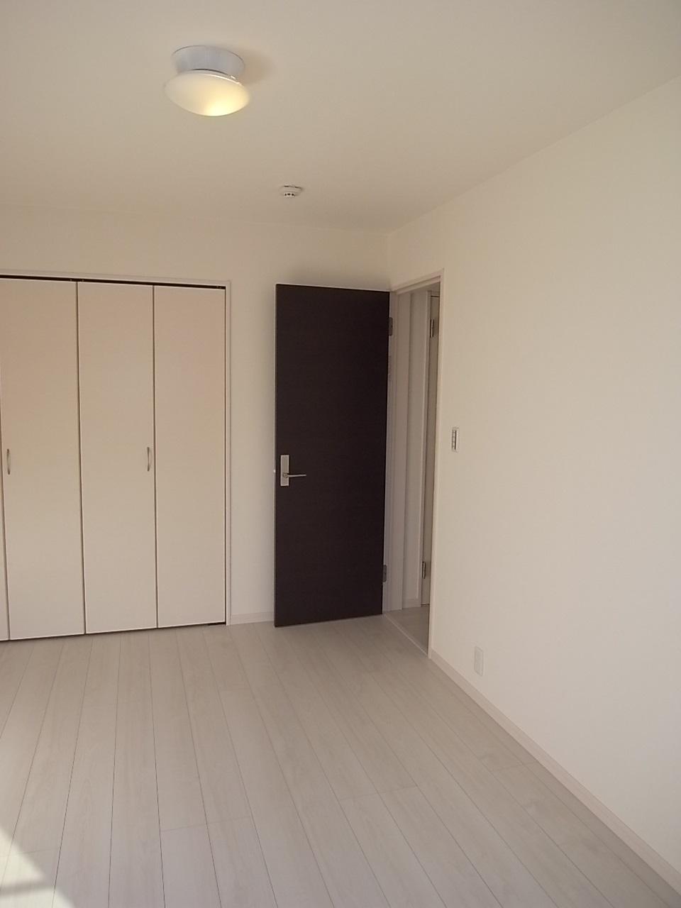 Other introspection. Clean also the room with all the living room storage space! All room spacious, 6 quires more!