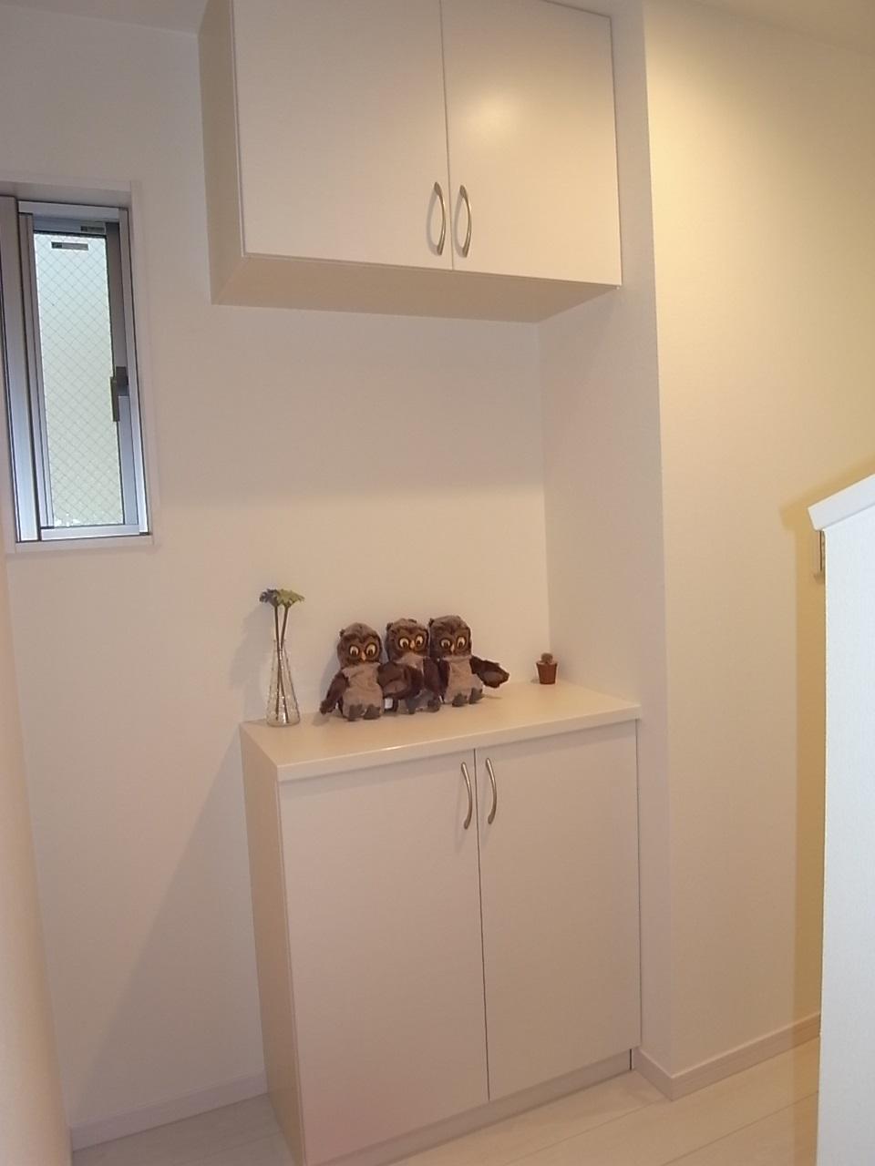 Entrance. Storage capacity of enhancement in combination with shoes-in closet and cupboard!