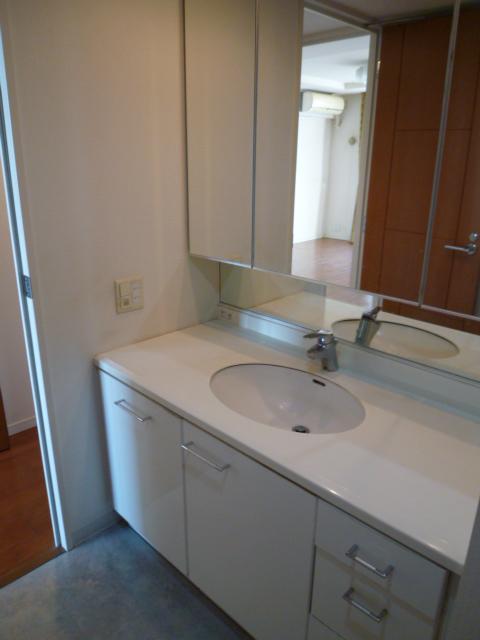 Wash basin, toilet. Indoor (11 May 2013) Shooting