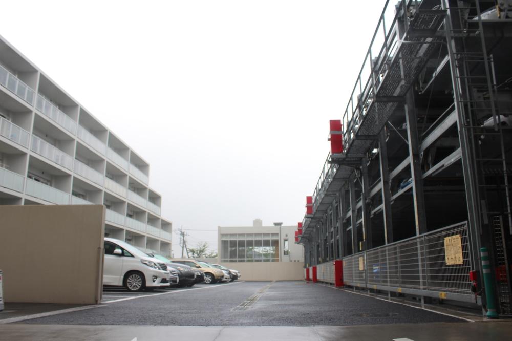 Parking lot. Place flat, It is on-site parking, which can accommodate 150 cars, including mechanical.