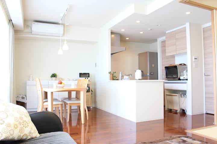 Living. Bright kitchen facing the opening face. living ・ It overlooks the dining space. (November 2013) Shooting