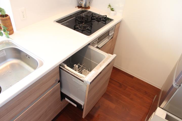 Kitchen. Also it comes with a dishwasher. (November 2013) Shooting