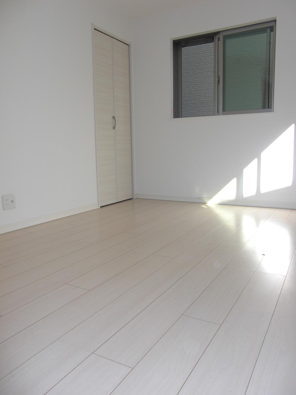 Non-living room. 2 side lighting of the room