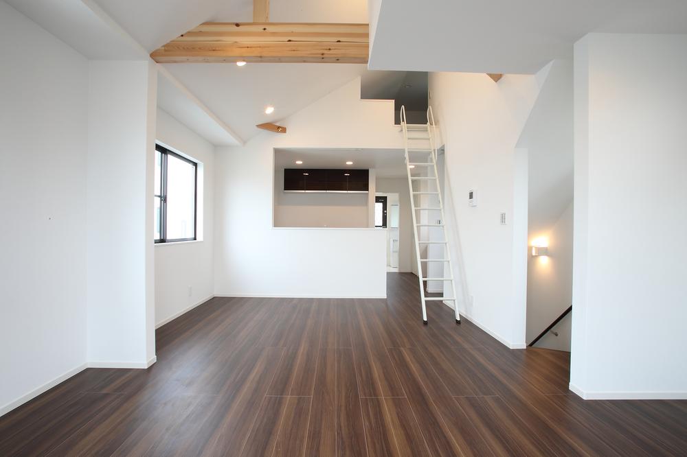 Living. About 20 Pledge spacious living room (A Building local photo)