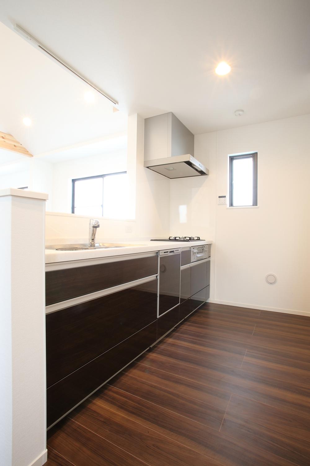 Kitchen. Standard equipped with a dishwasher and water purifier to counter kitchen bouncing a conversation (A building site photo)
