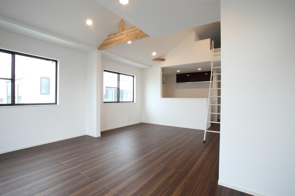 Other introspection. Large space of living up to ceiling height of 4.5m. By all means, please feel. (A building site photo)