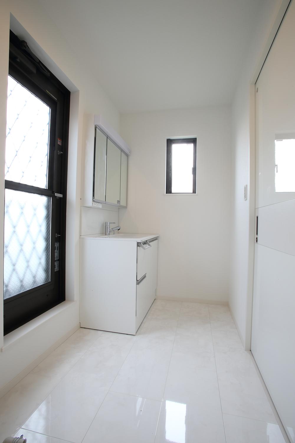 Wash basin, toilet. Powder room is tiled. (Local photo)