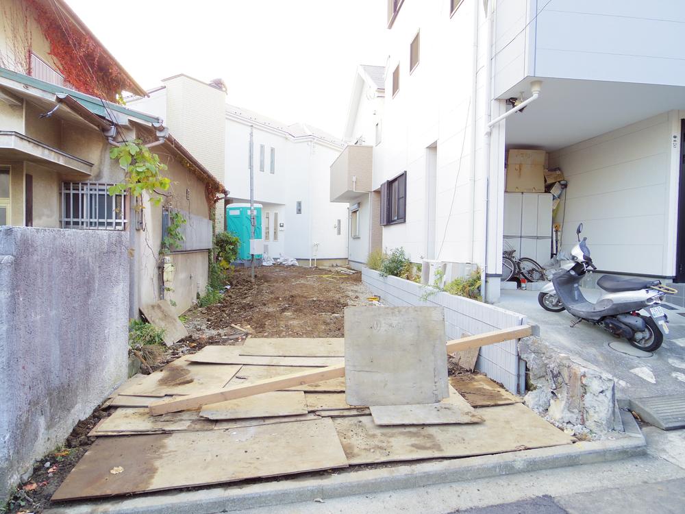 Local photos, including front road. Local (12 May 2013) Shooting