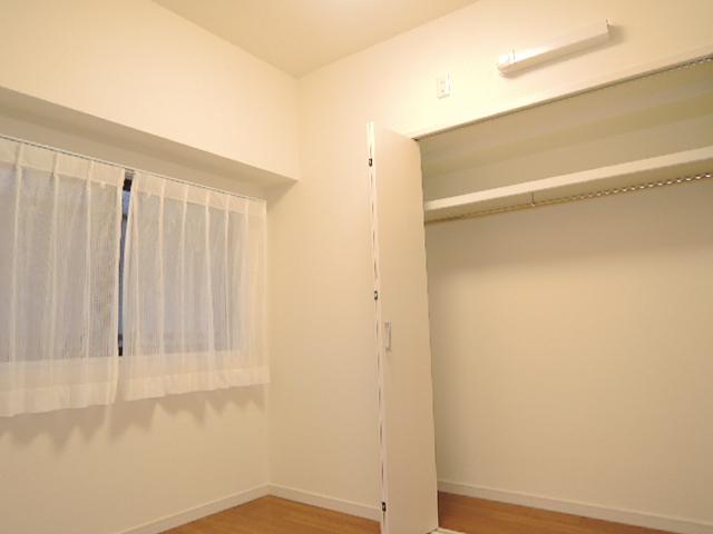 Non-living room. 4.2 Pledge Service Room of