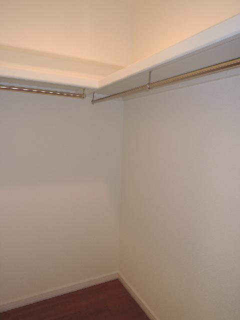 Receipt. Walk-in closet (Western-style)