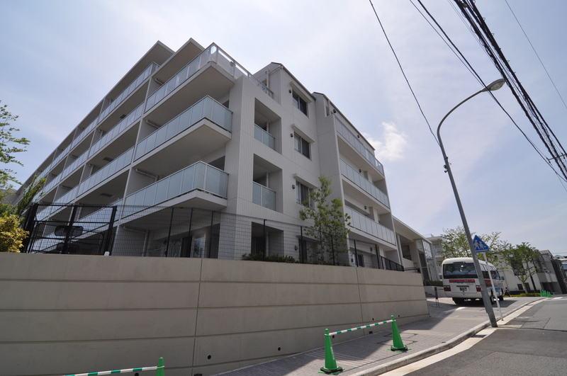 Local appearance photo. Shuttle bus has come out from Hodogaya Station