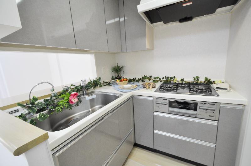Kitchen. L-shaped kitchen