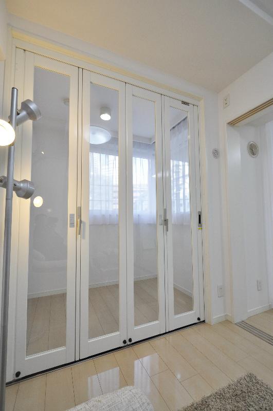 Non-living room. Opening and closing at the sliding door
